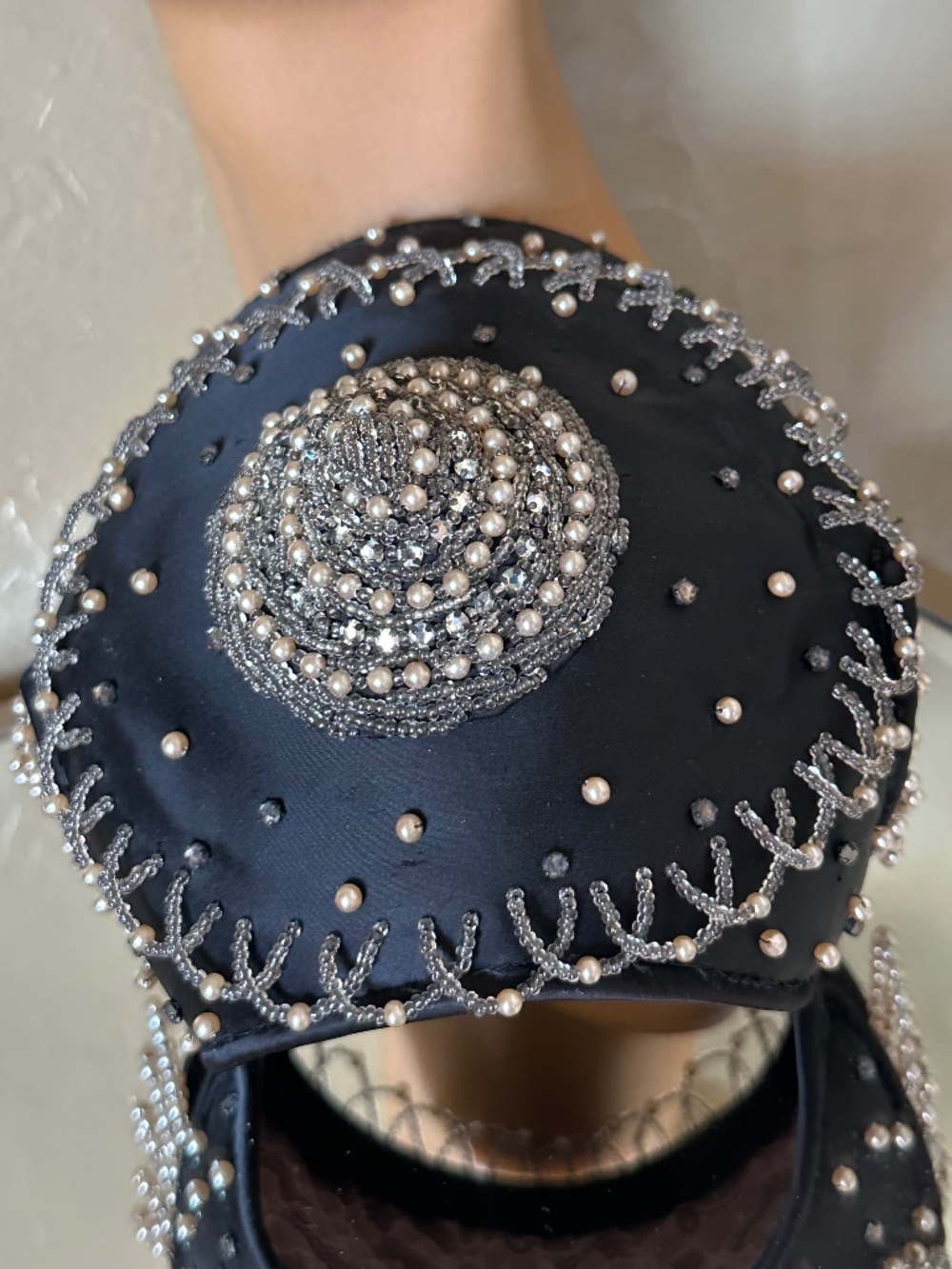 SENSATIONAL 1950s' BLACK SIAMESE STYLE FABRIC COCKTAIL HAT + BEADING/PEARLS - Picture 11 of 14
